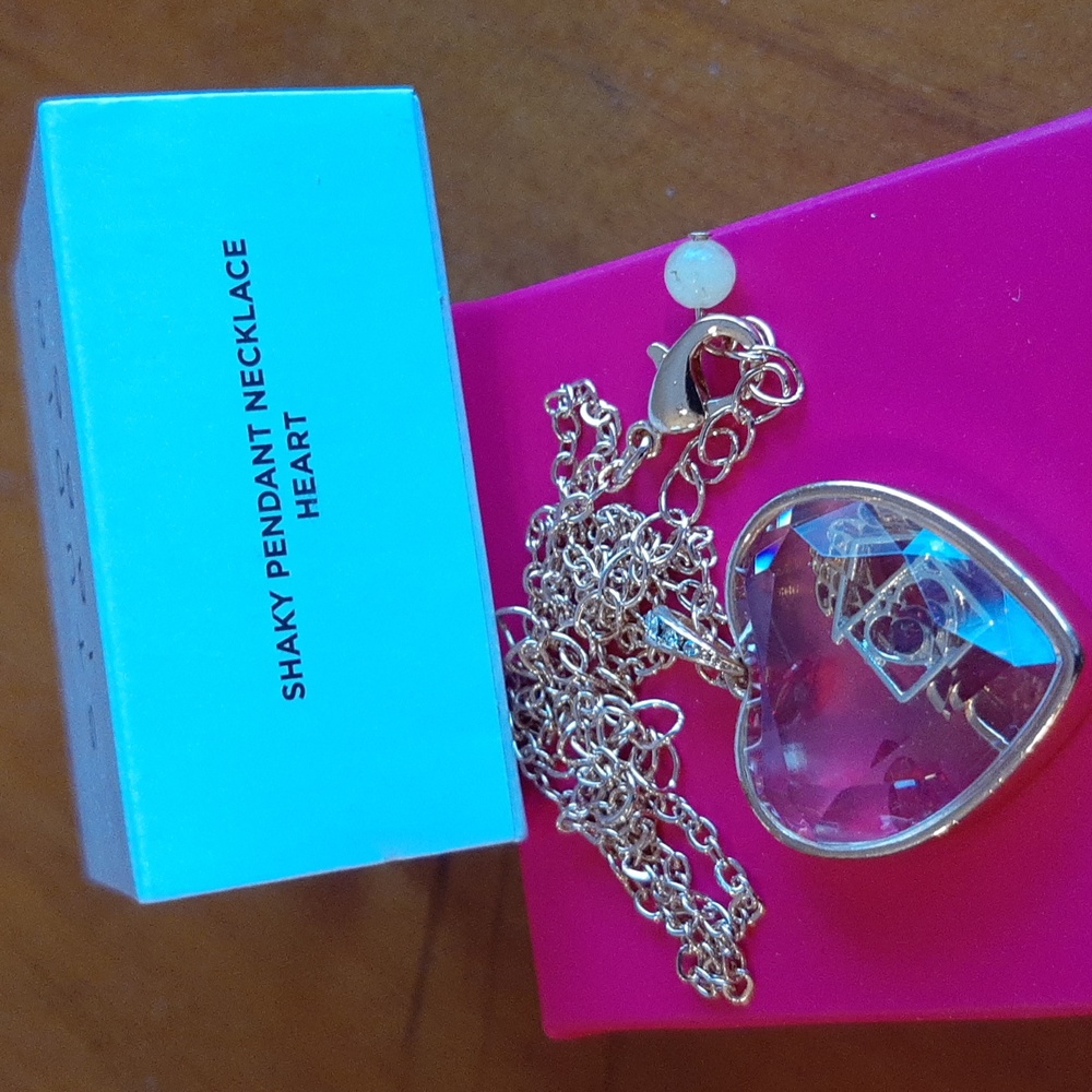 NWT Avon Shaky pendant necklace - Heart